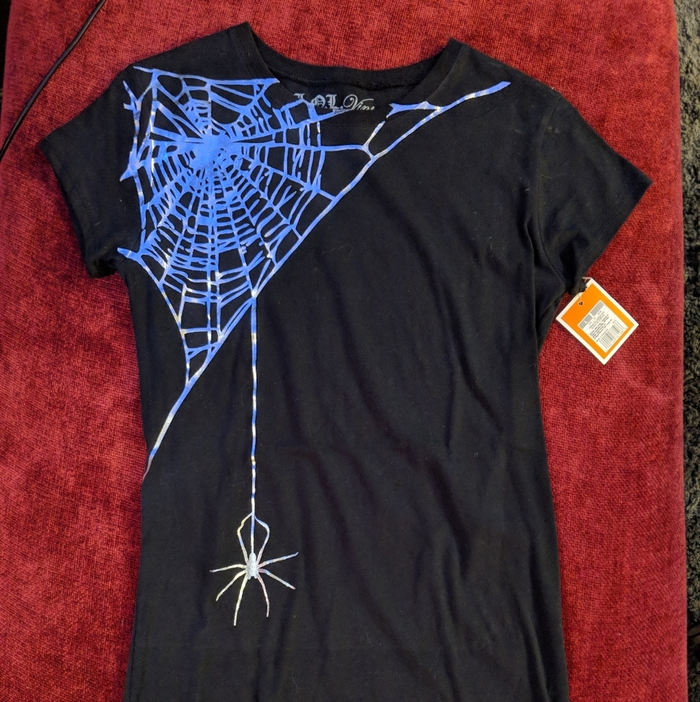 Tee with spider and web detail